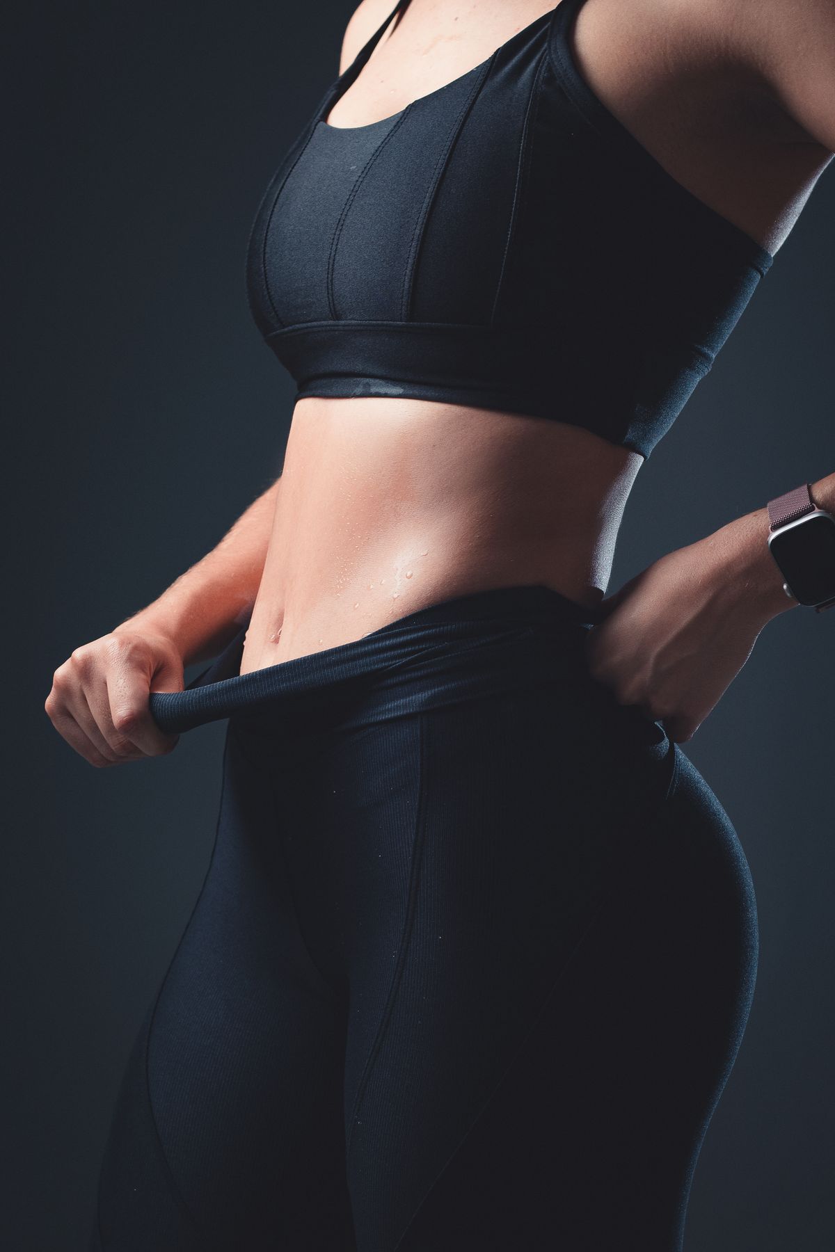 Mulher vestindo conjunto fitness de top e legging